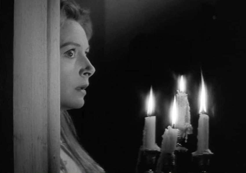 Una mujer con un candelabro